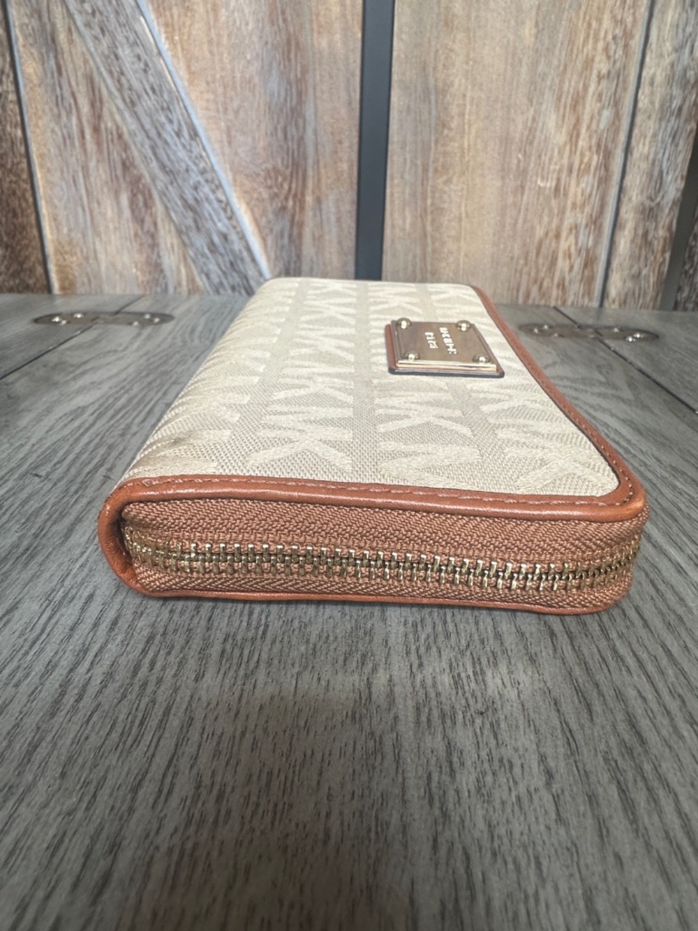 Michael Kors Jet Set Continental Zip Around Wallet with Gold Hardware - Picture 5 of 12